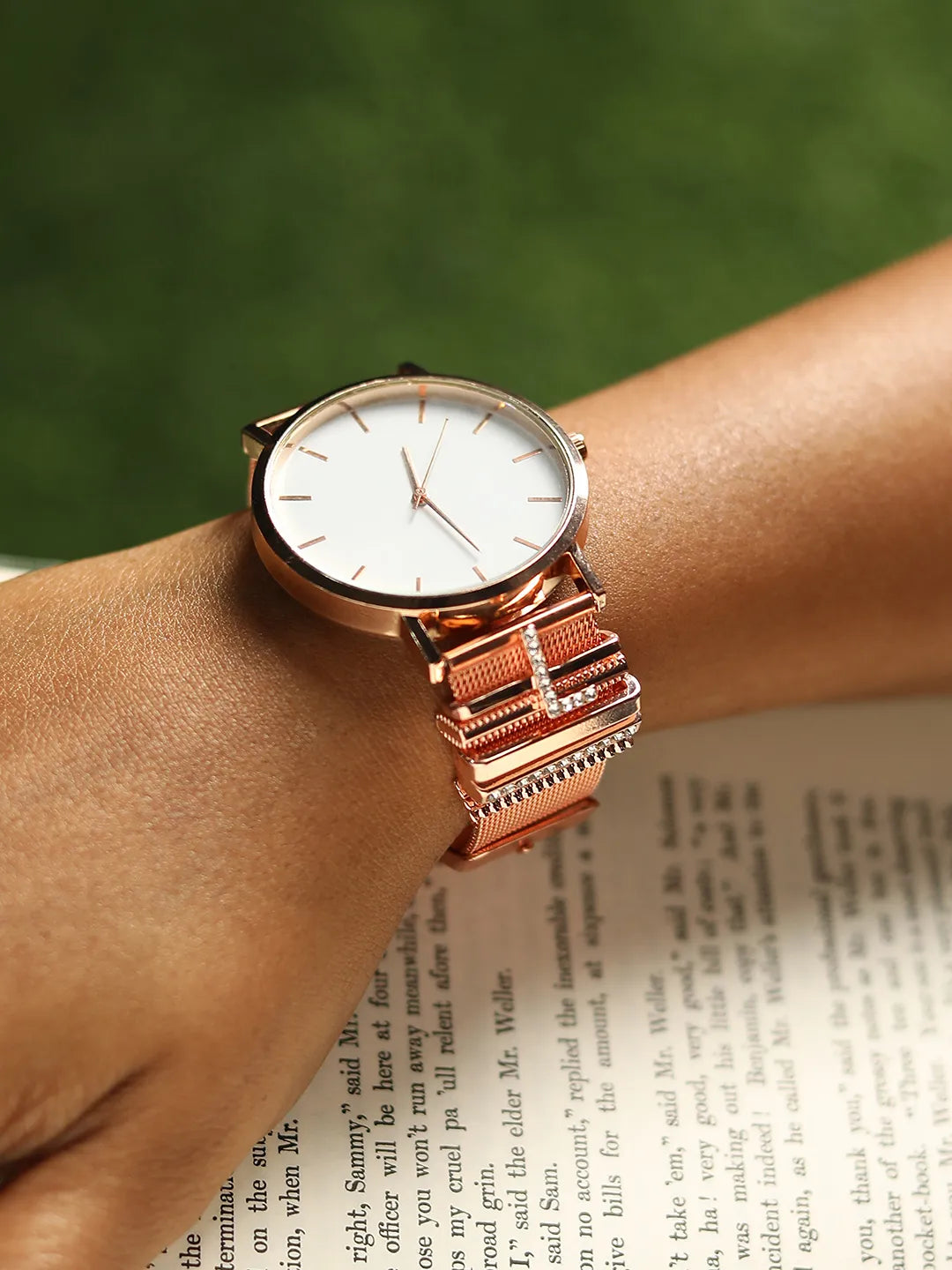 Round analog watch discount