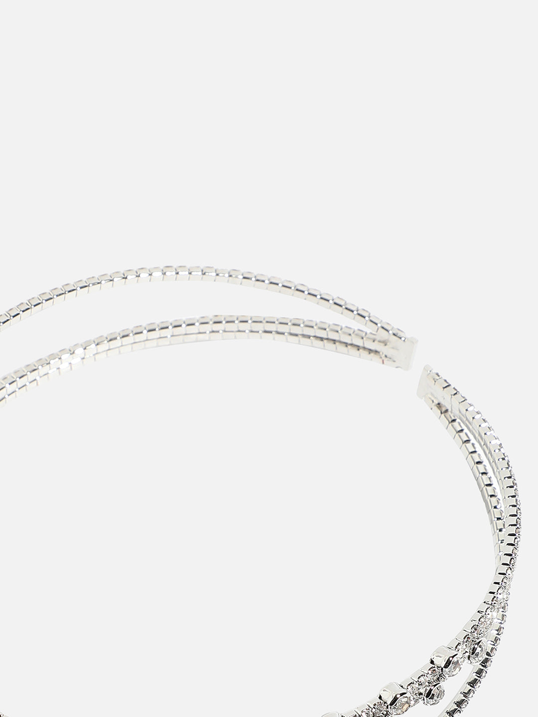 Regal Headpieces: The Glamour Of An Embellished Hairband