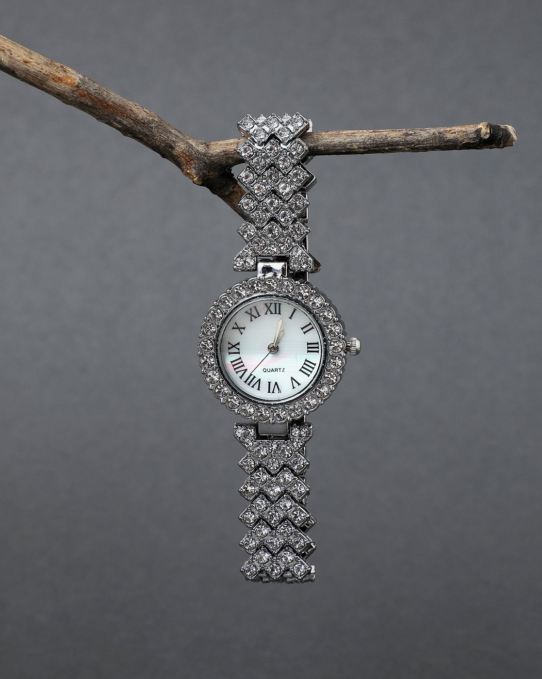 White Crystal Stones Analog Round Dial With Silver Crystal Stone Metal Strap