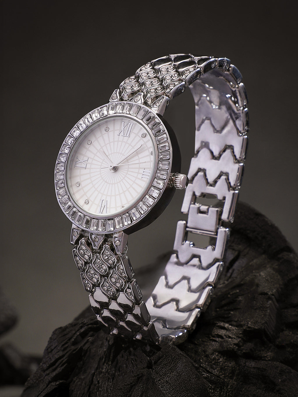 The Bijou Ophidian Round Watch - Metallic Silver