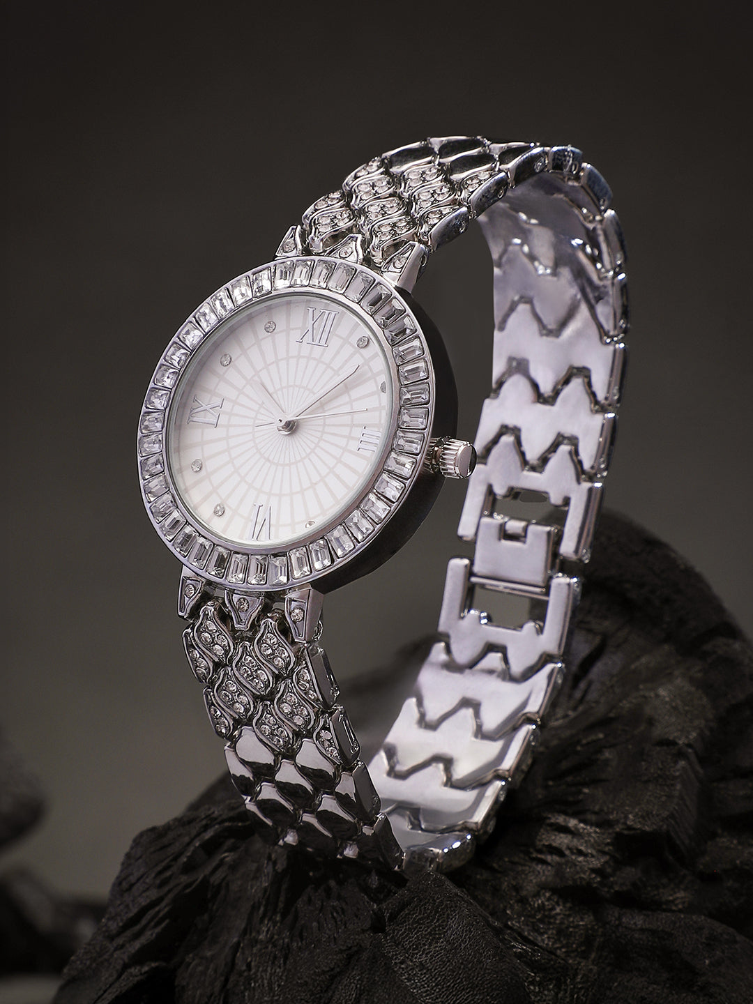 The Bijou Ophidian Round Watch - Metallic Silver