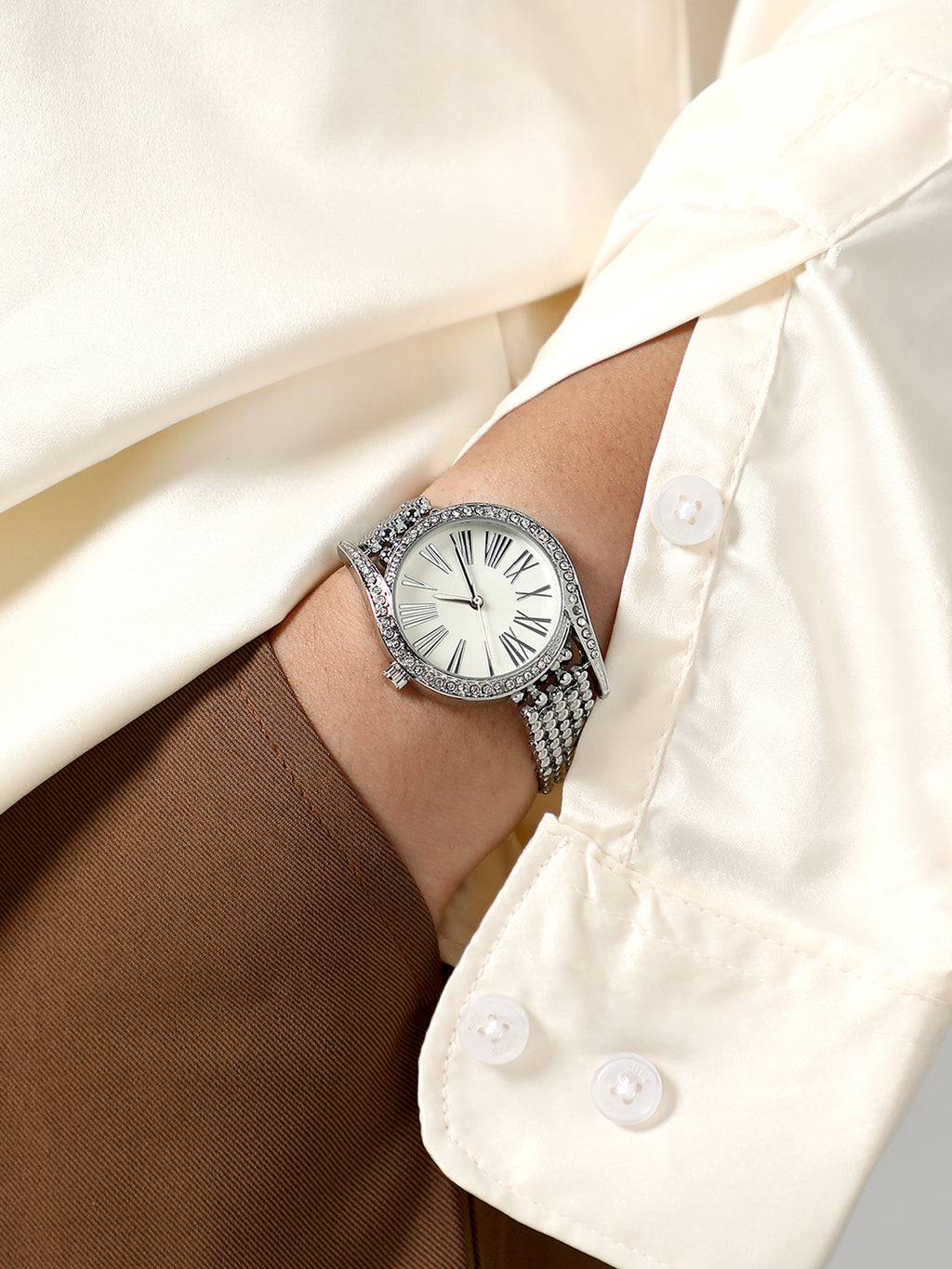 The Roman Dotted-Swirl Round Watch - Metallic Silver