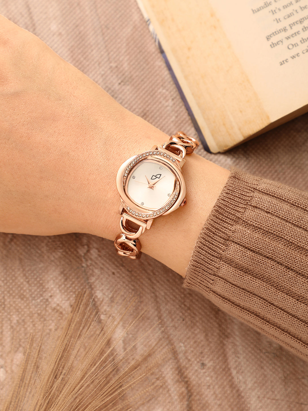 The Luraith-Gem Round Watch - Champayne Gold