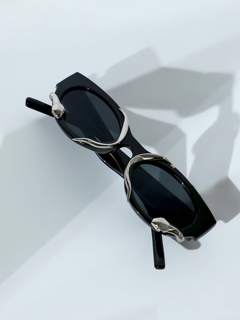 The Viperis Oval Sunglasses - Onyx Black