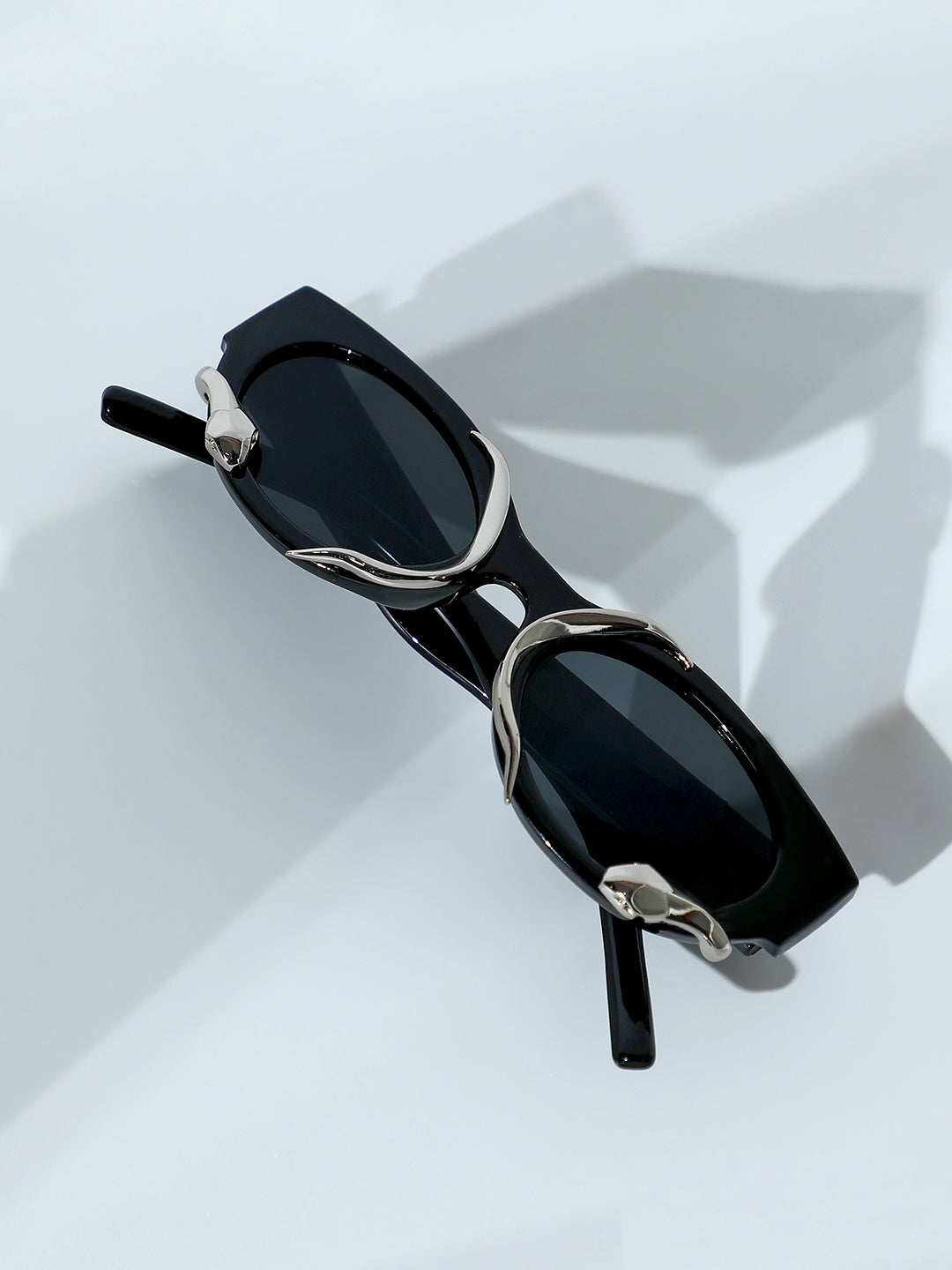 The Viperis Oval Sunglasses - Onyx Black