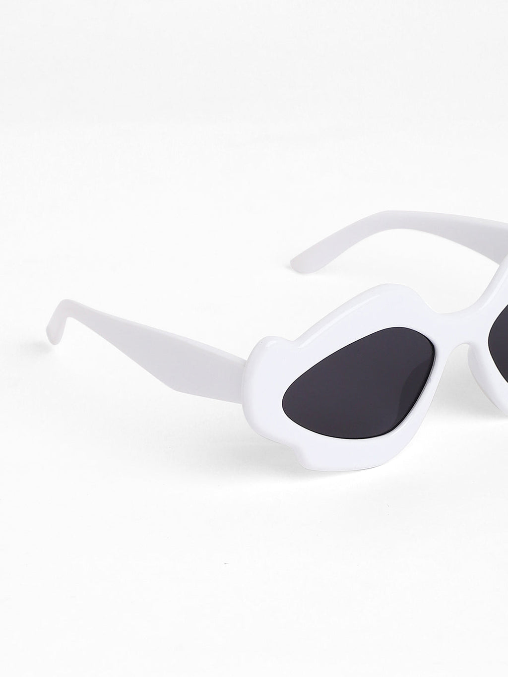 The Flame Cateye Sunglasses - Daisy White