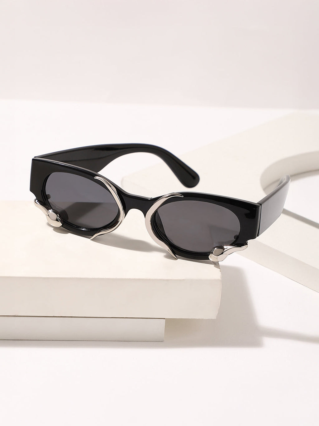 The Viperis Oval Sunglasses - Onyx Black