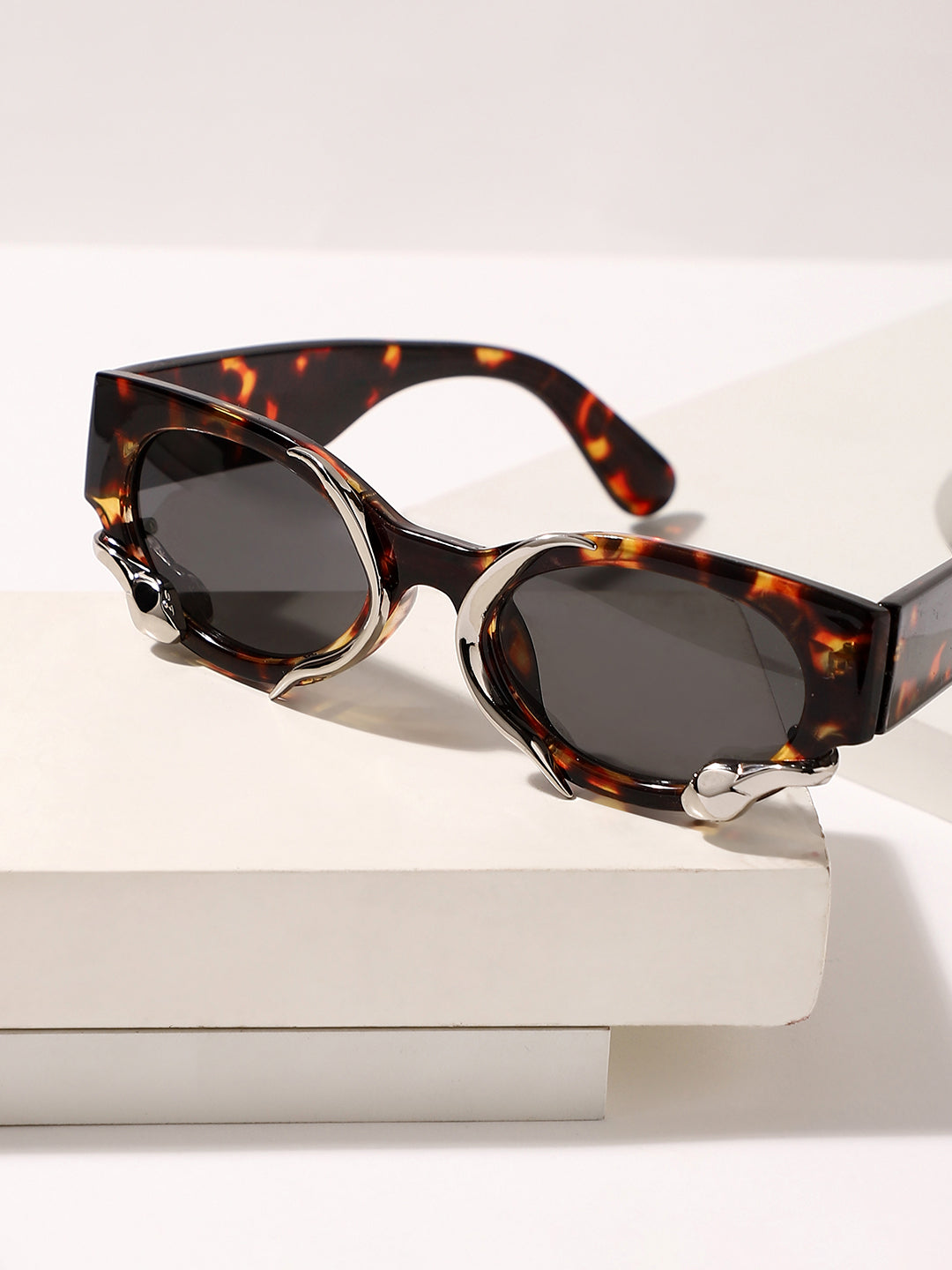 The Viperis Oval Sunglasses - Coffee Brown