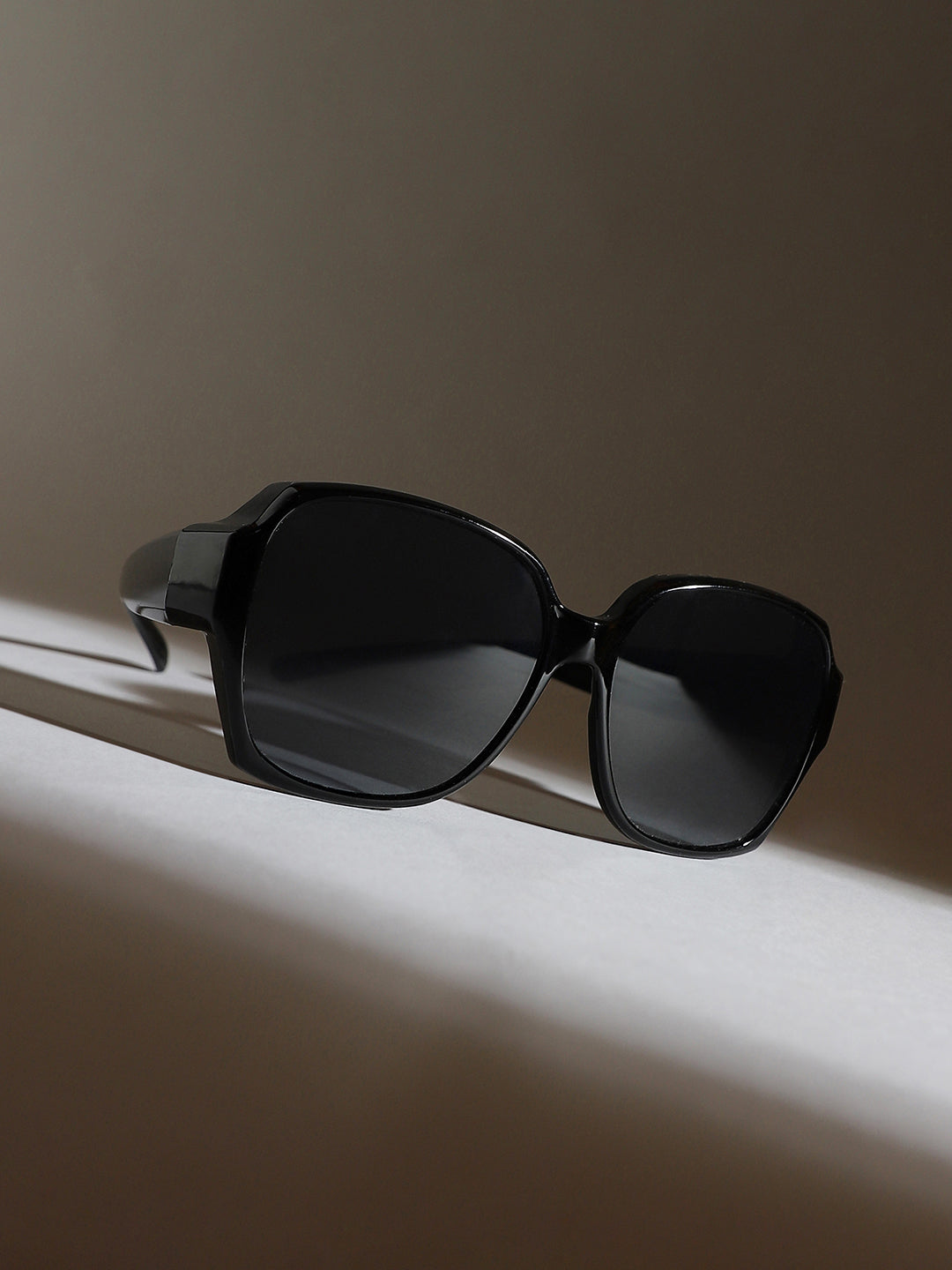 The Layover Oversized Sunglass - Onyx Black