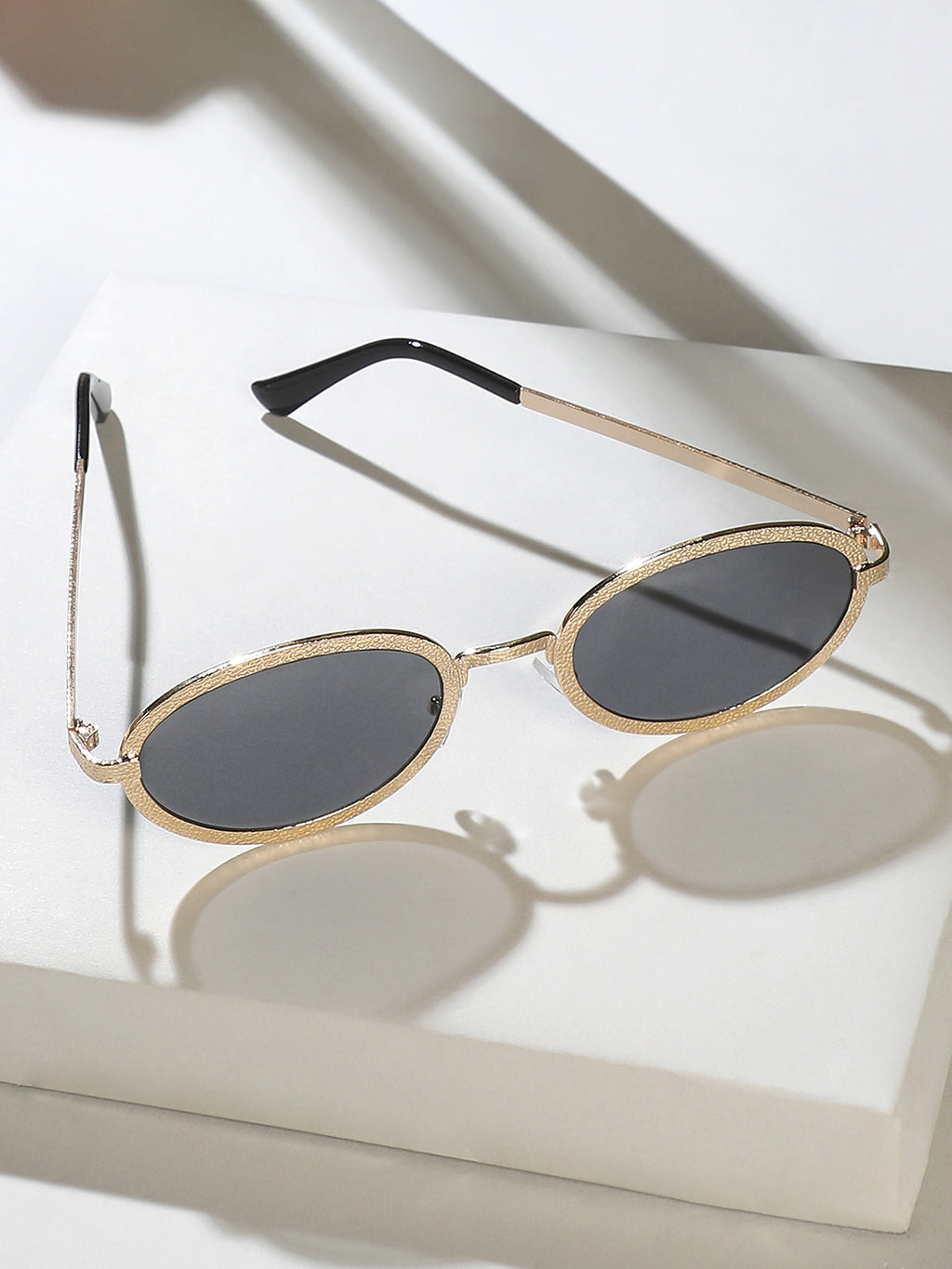 The Slim Oval Sunglass - Gold Smoke