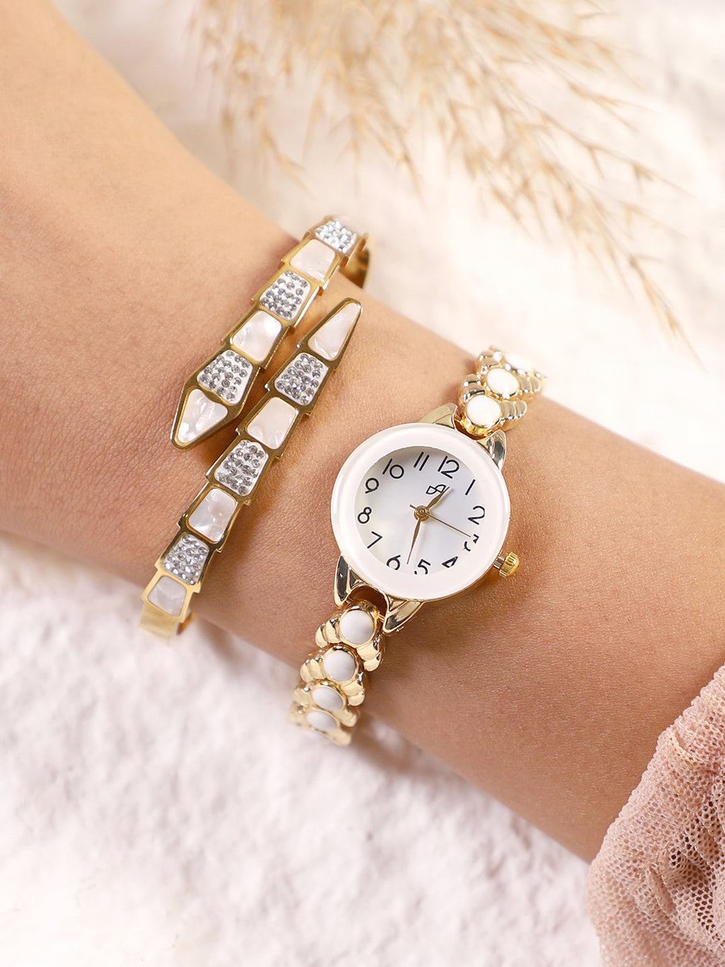 The-Enamel-Round-Watch-With-Bracelet-Combo