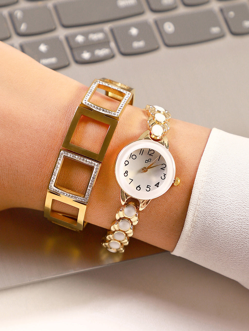 The-Enamel-Round-Watch-With-Bracelet-Combo