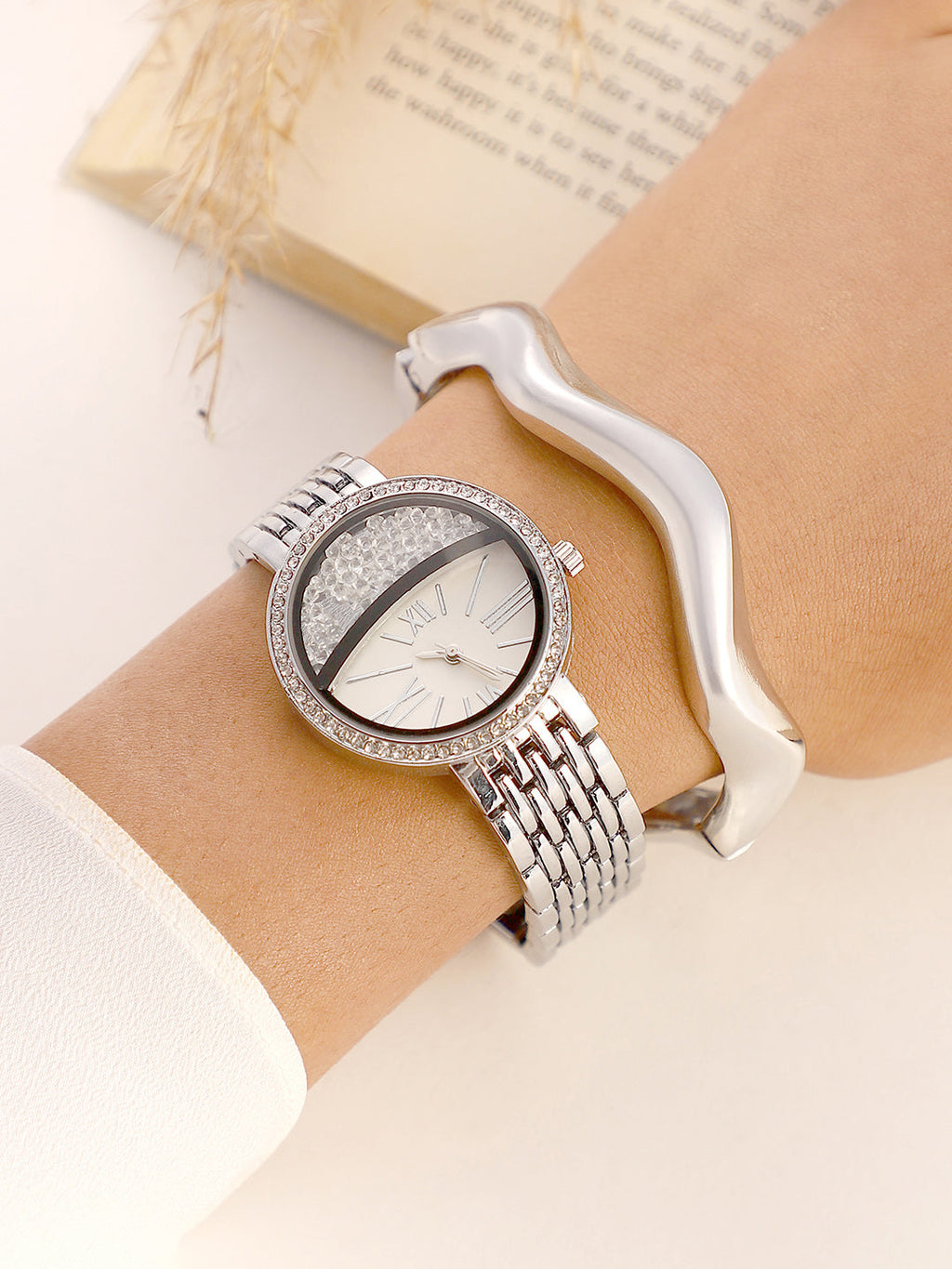 The-Horizon-Bijou-Round-Watch-With-Bracelet-Combo