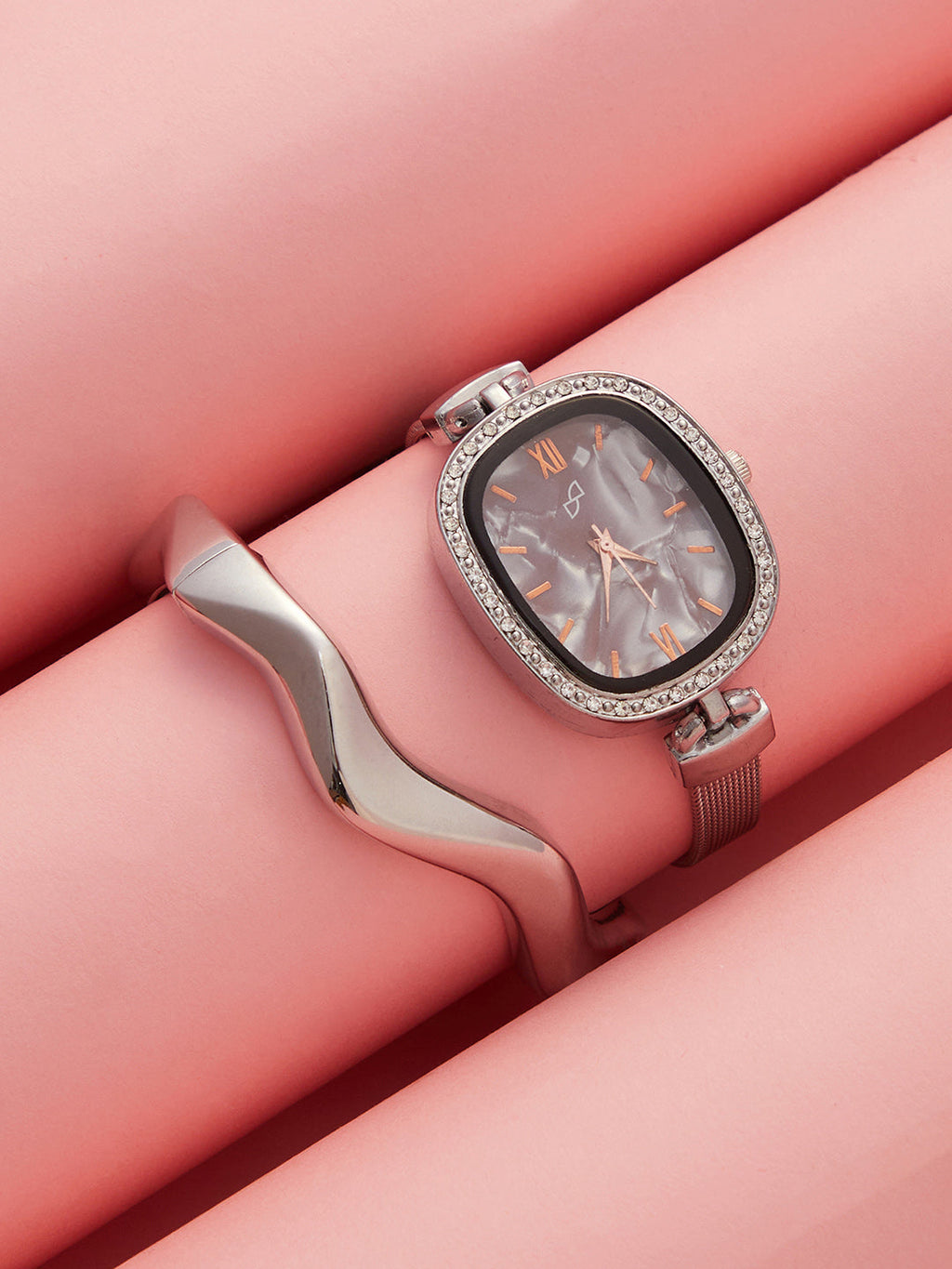 The-Textured-Square-Watch-With-Bracelet-Combo