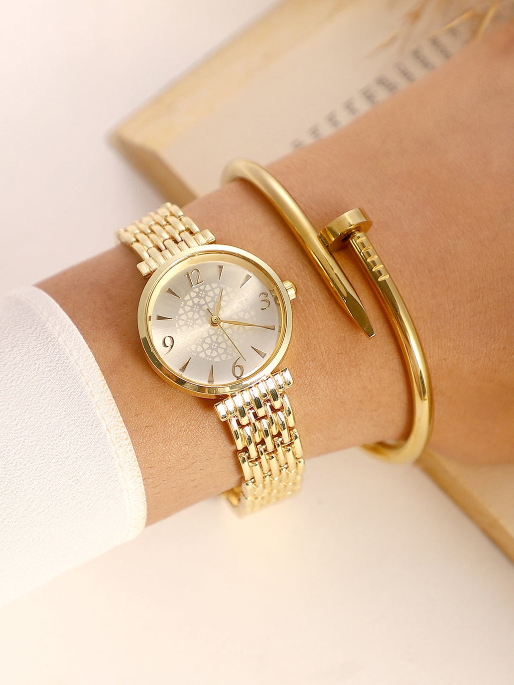 The-Noé--Round-Watch-With-Bracelet-Combo