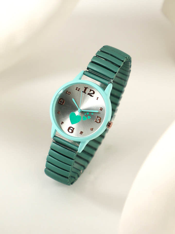 The Ribbed Heart Round Watch