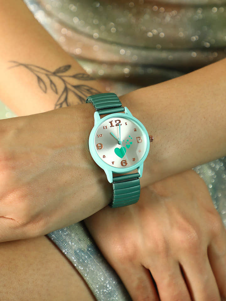 The Ribbed Heart Round Watch