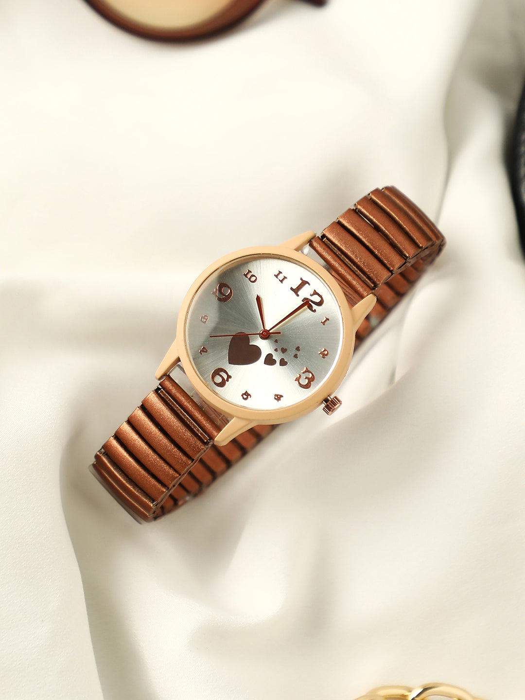 The Ribbed Heart Round Watch