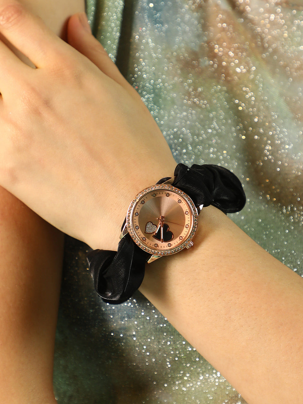 The Scrunchie Heart Round Watch - Onyx Black