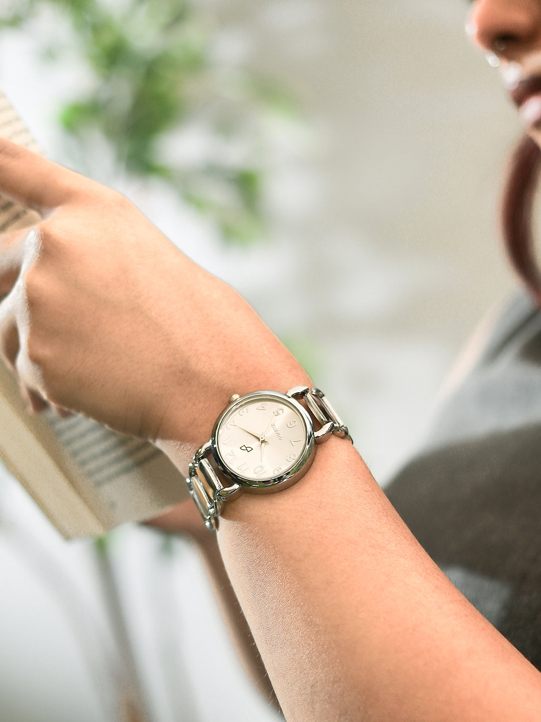 The Giorno-Orblink Round Watch - Metallic Silver