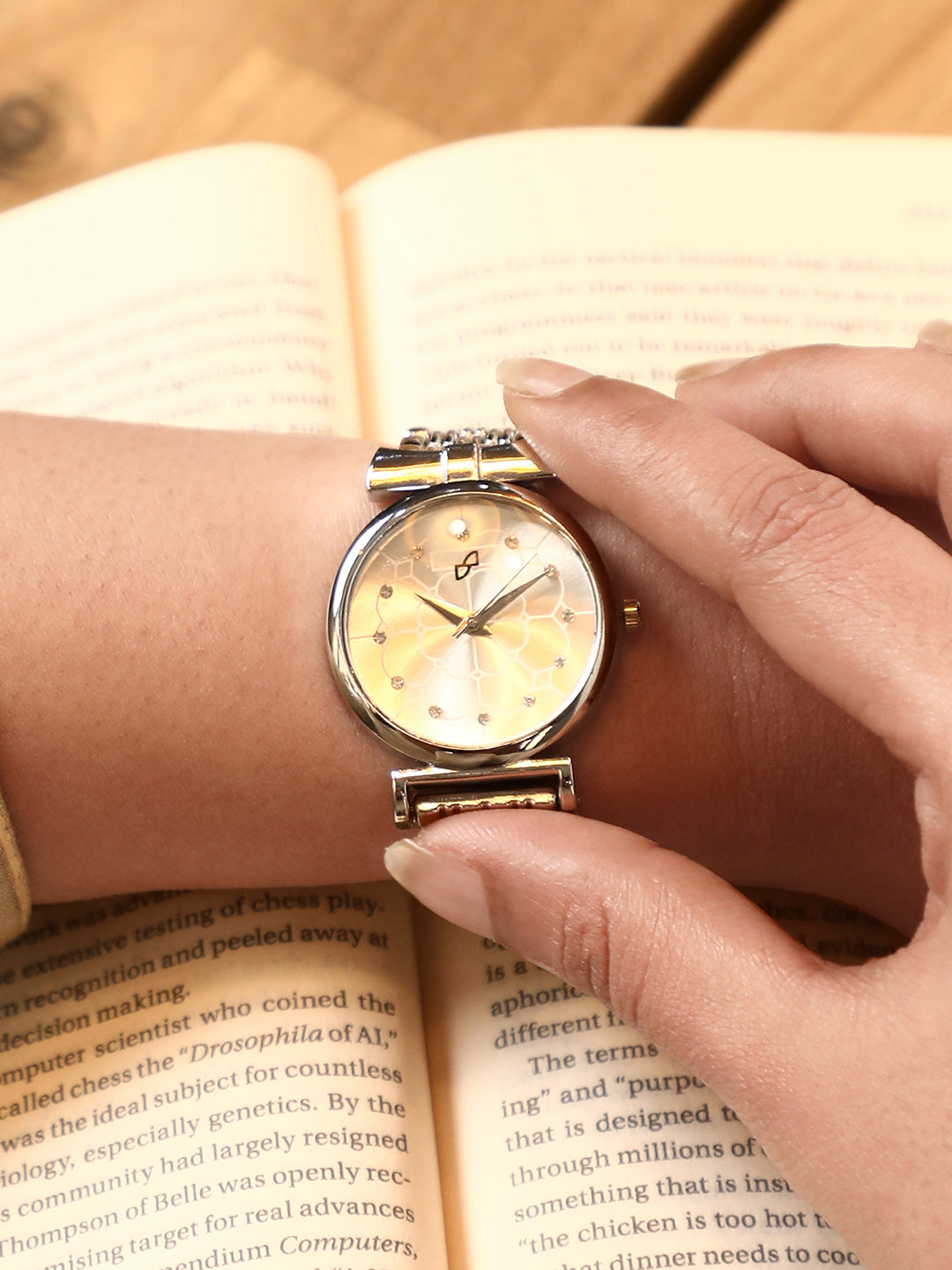 The Daily H-Link Round Watch - Metallic Silver