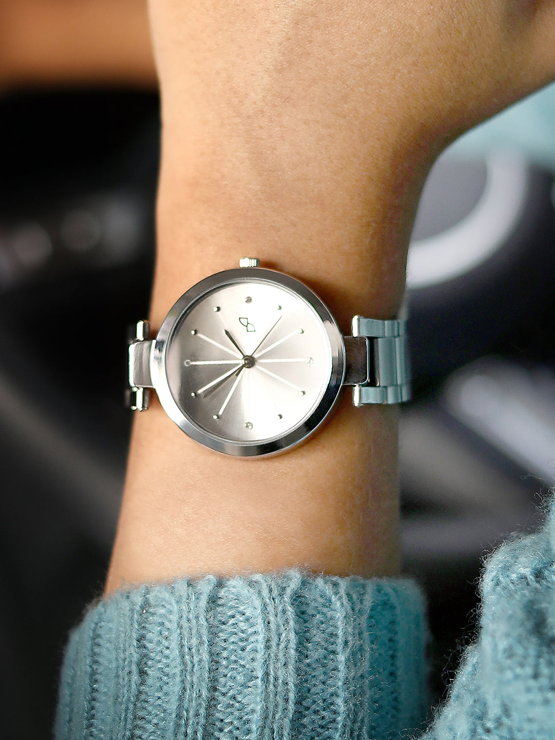 The Jour Round Watch - Metallic Silver