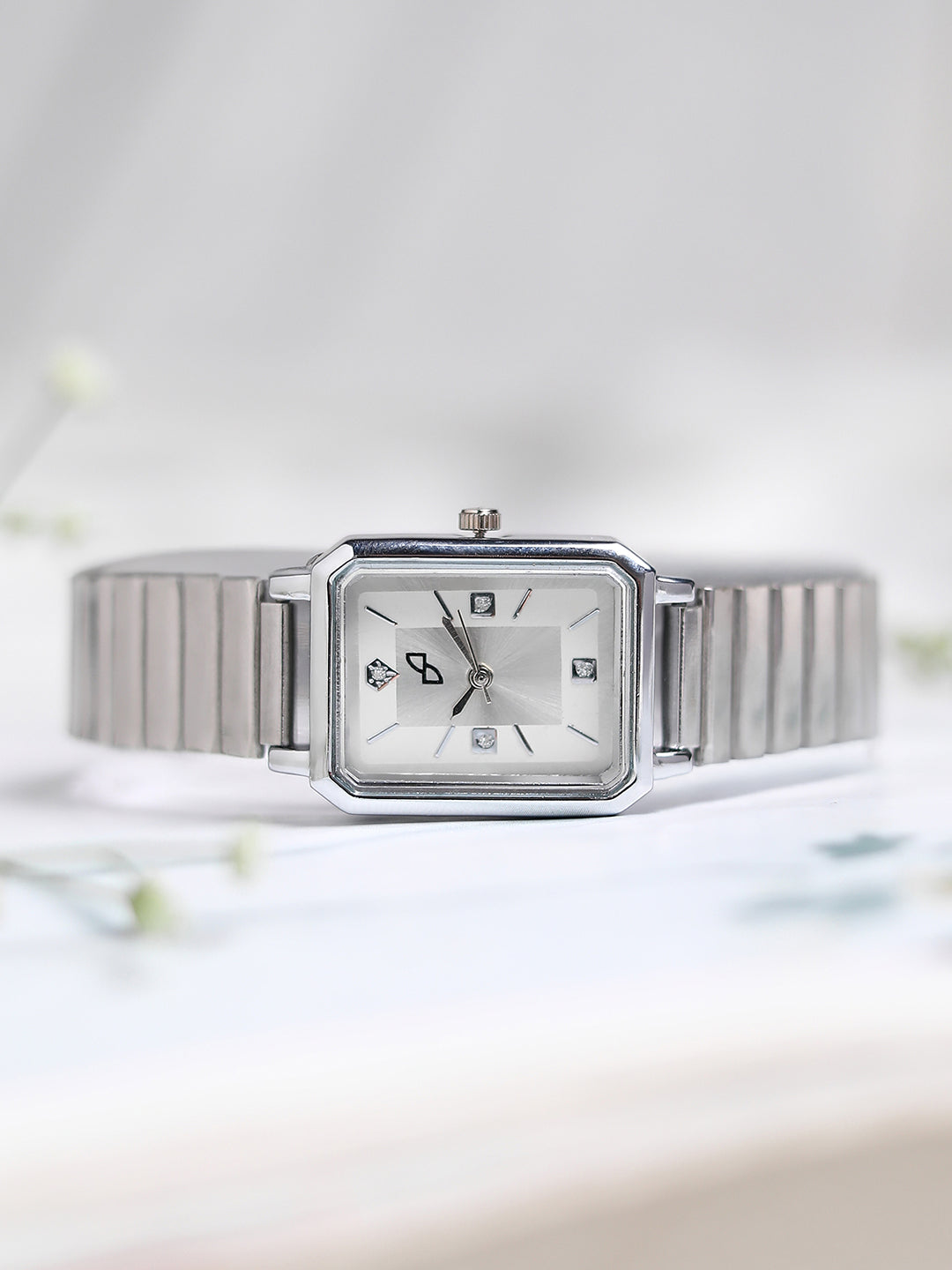The Downtown Chain Rectangle Watch - Metallic Silver