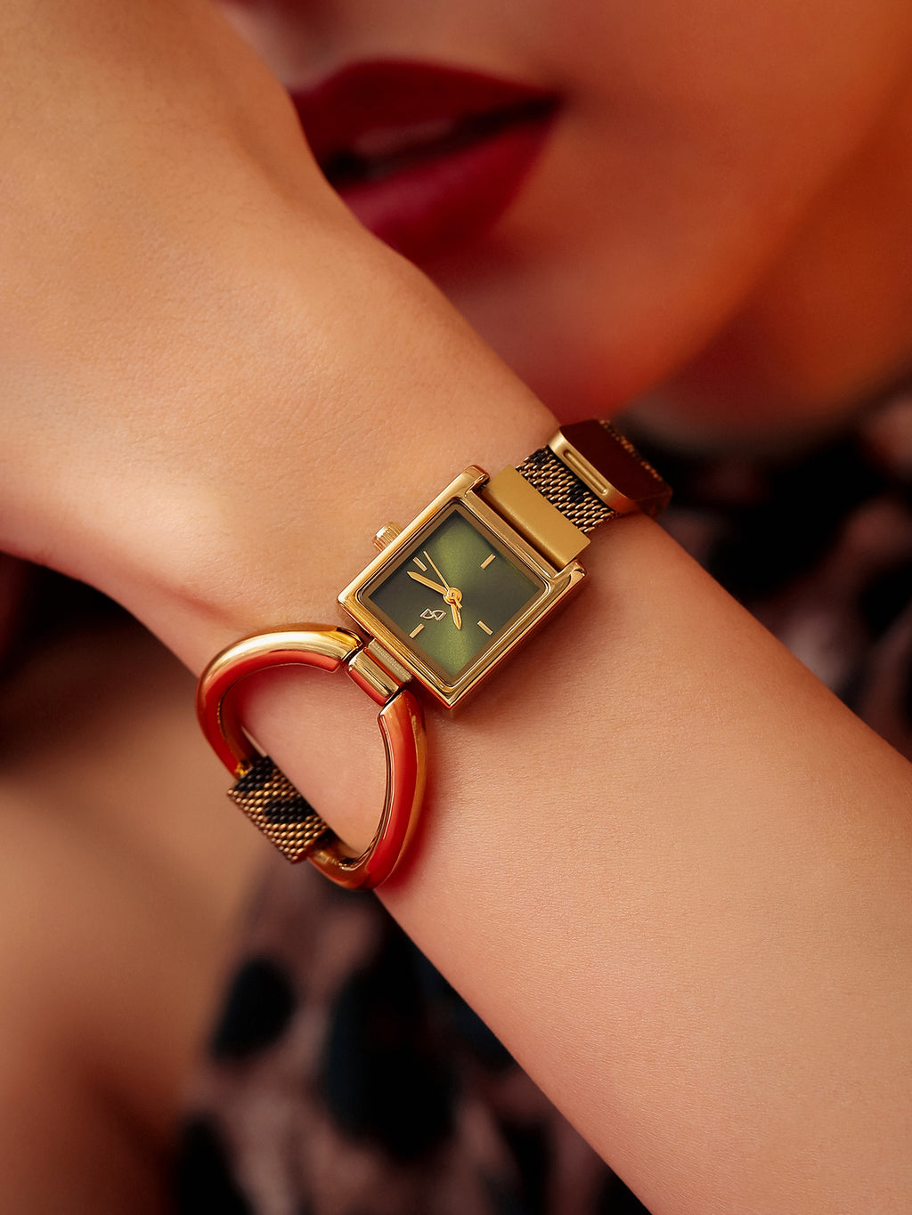 The Emerald Rectangular Bracelet Watch - Gold