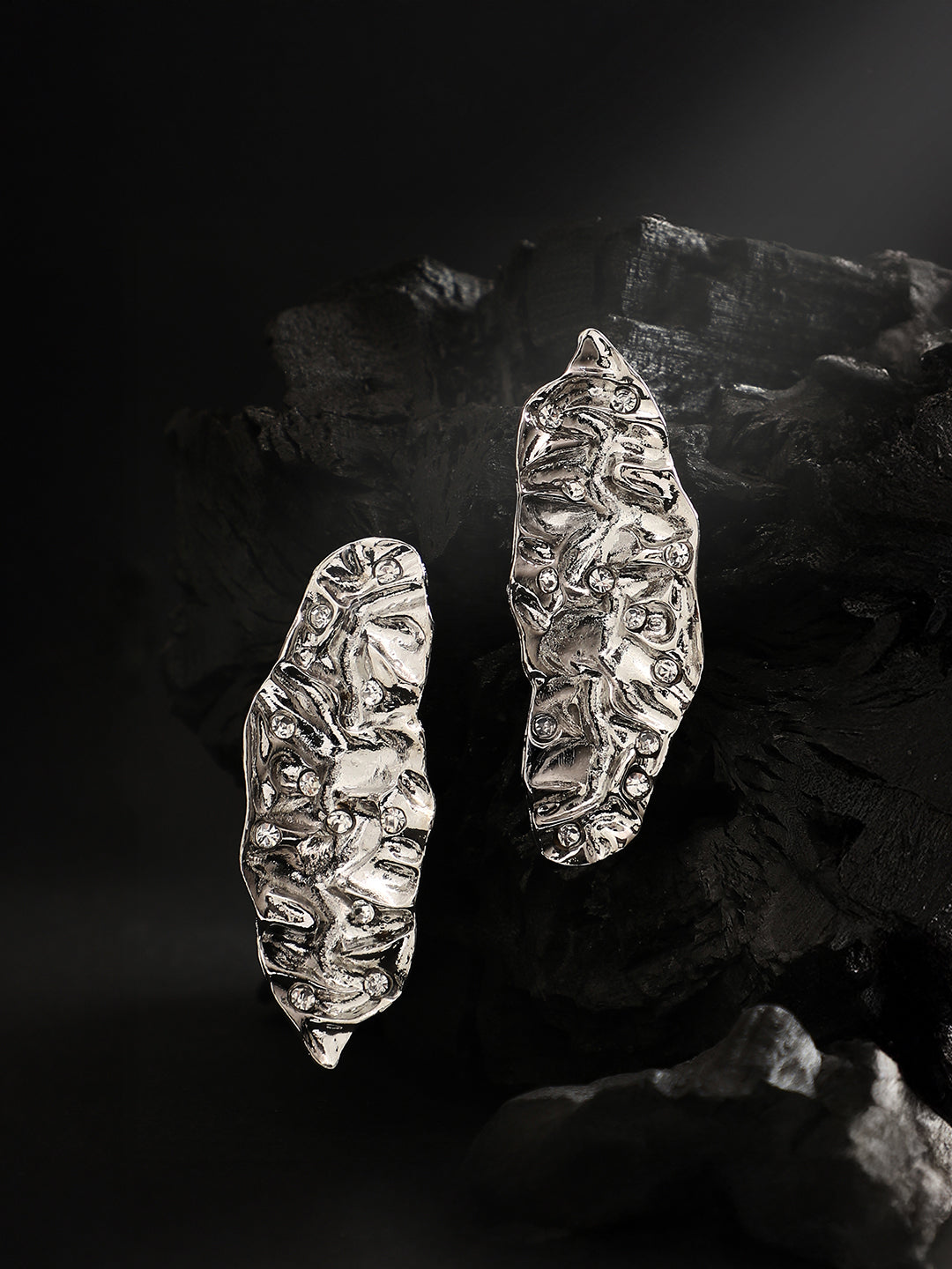 The Foglia Drop Earrings - Metallic Silver