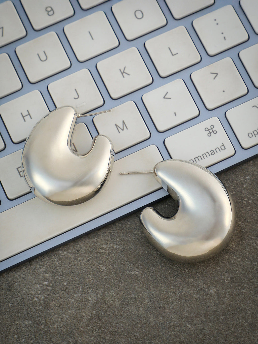 The Chunky-Lumé Hoop Earrings - Metallic Silver