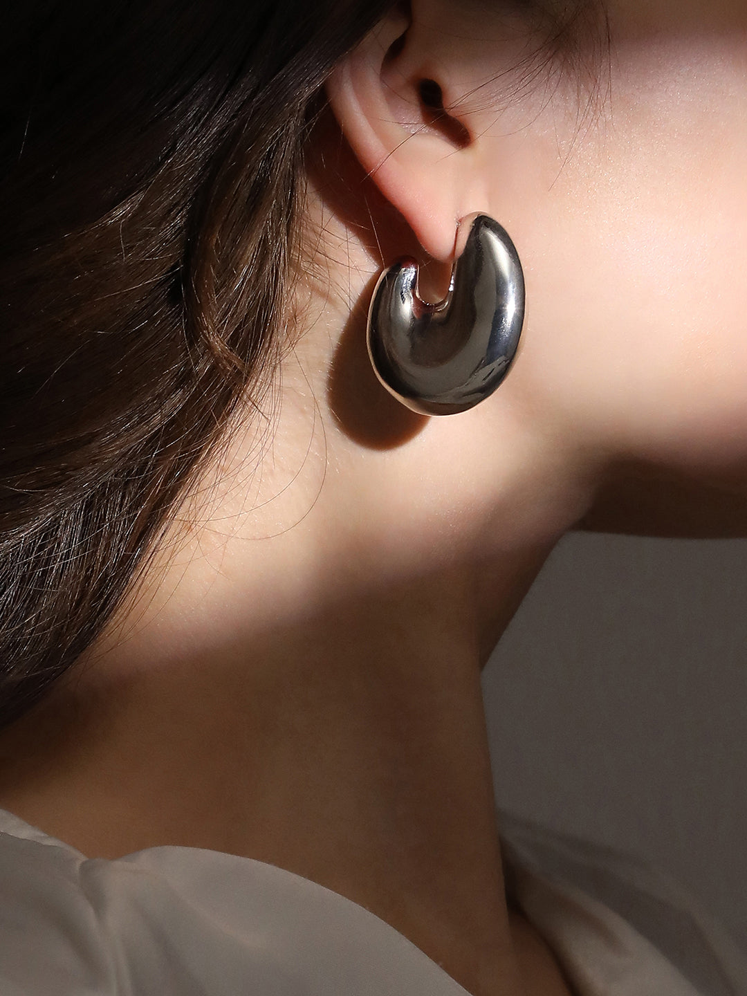 The Chunky-Lumé Hoop Earrings - Metallic Silver