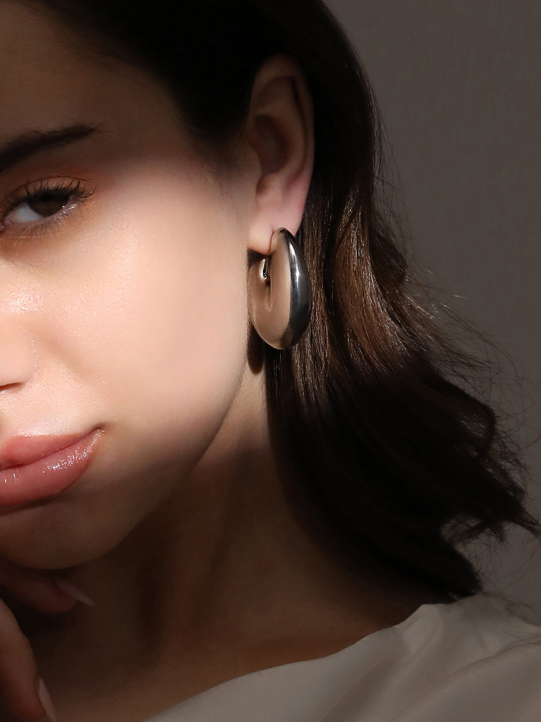 The Chunky-Lumé Hoop Earrings - Metallic Silver