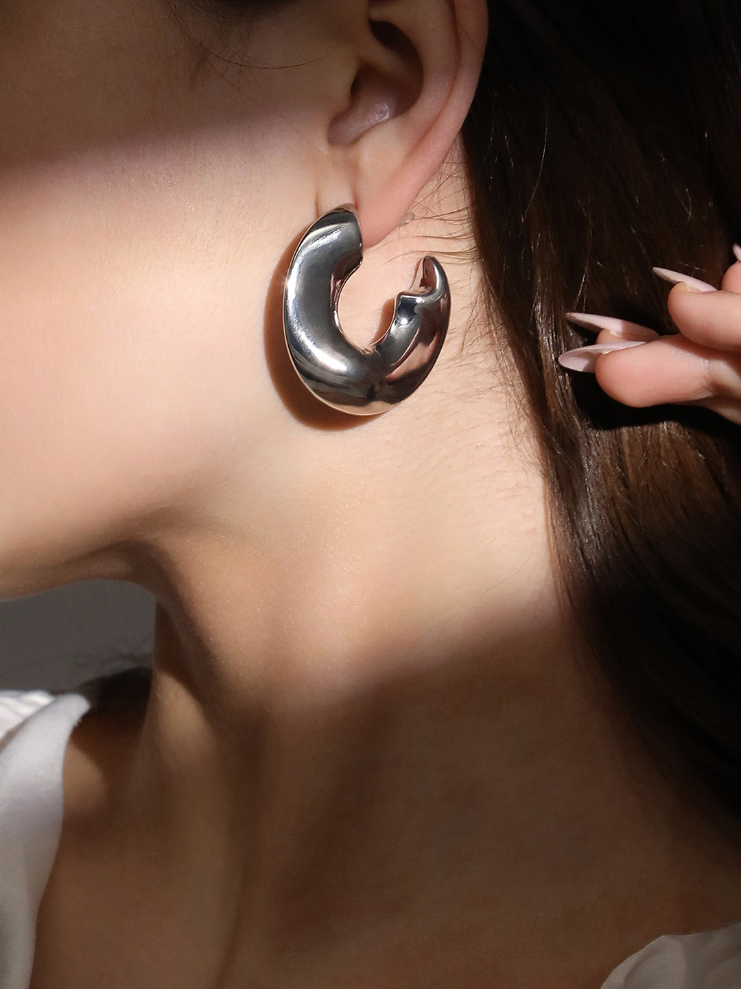 The Chunky-Swirl Hoop Earrings - Metallic Silver