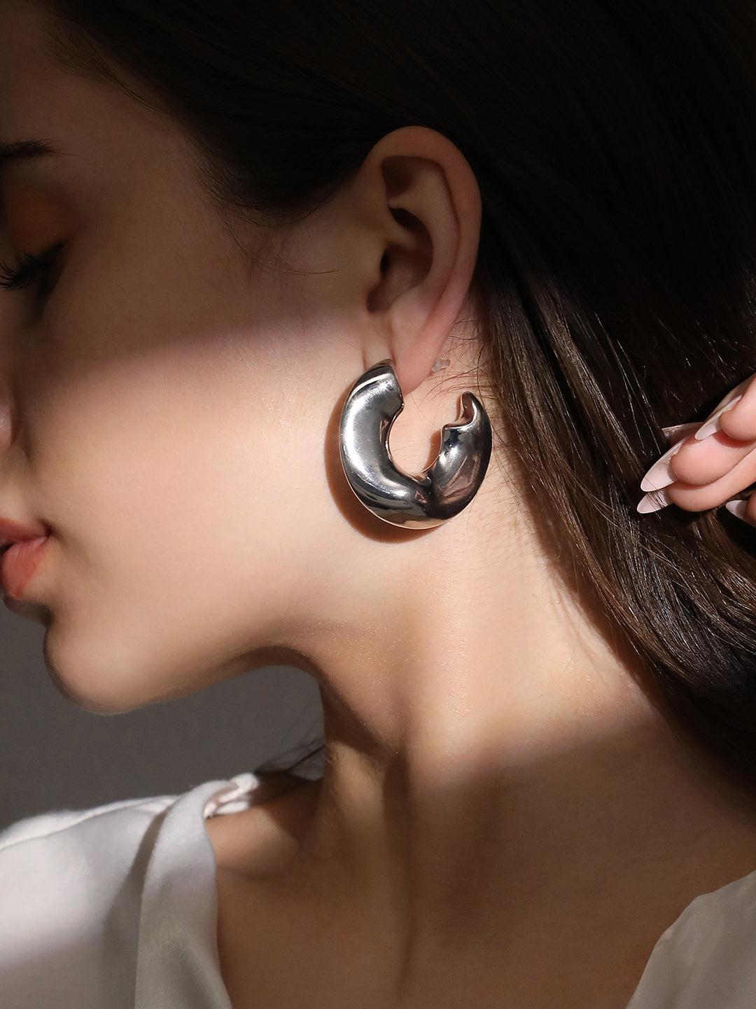 The Chunky-Swirl Hoop Earrings - Metallic Silver