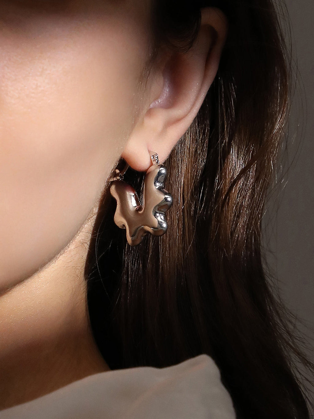 The Coronéa Hoop Earrings - Metallic Silver