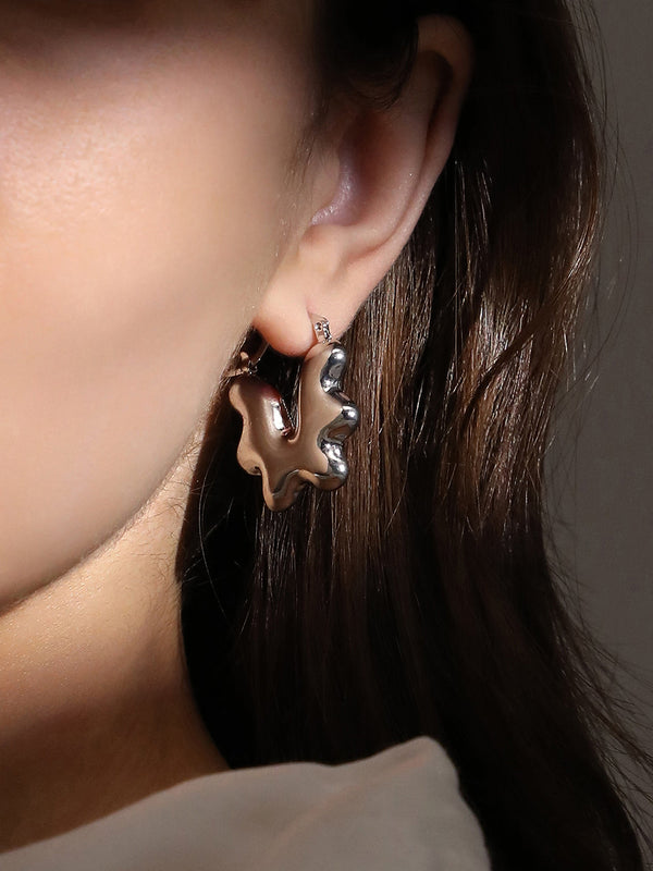 The Coronéa Hoop Earrings - Metallic Silver