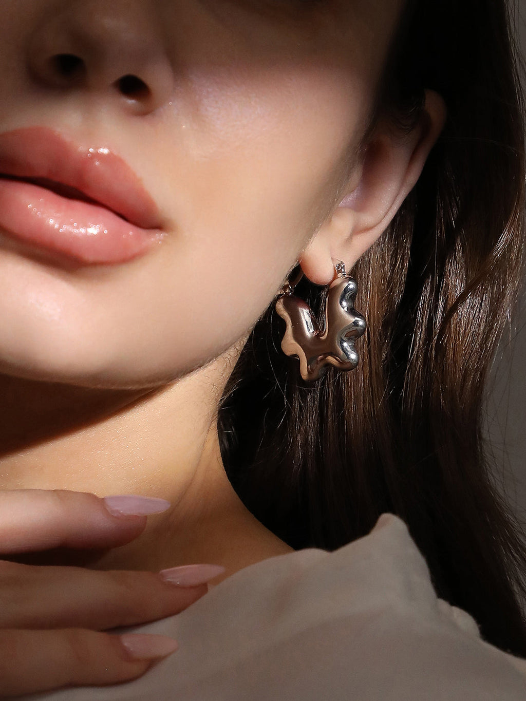 The Coronéa Hoop Earrings - Metallic Silver