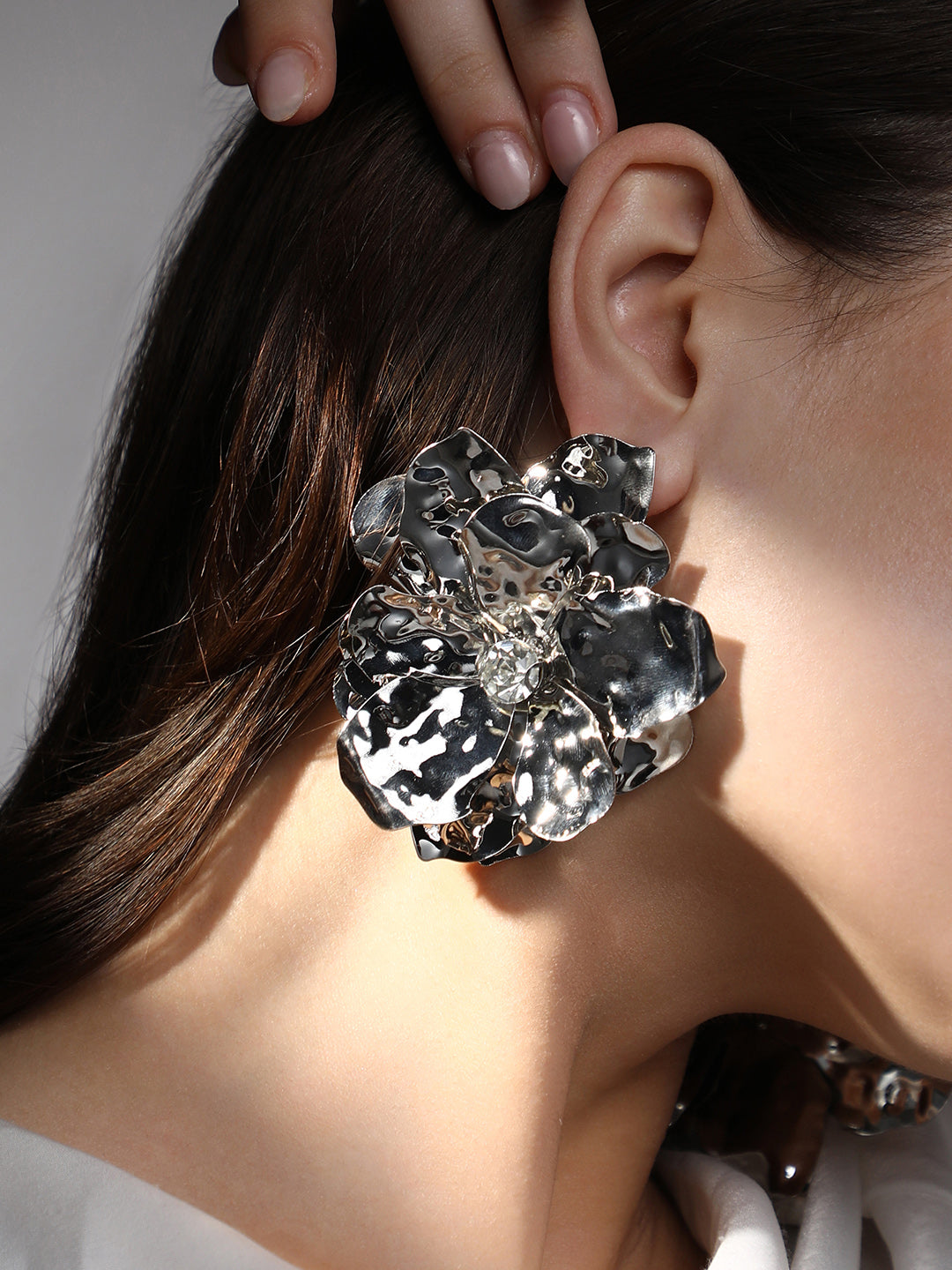 The Azalea Drop Earrings - Metallic Silver