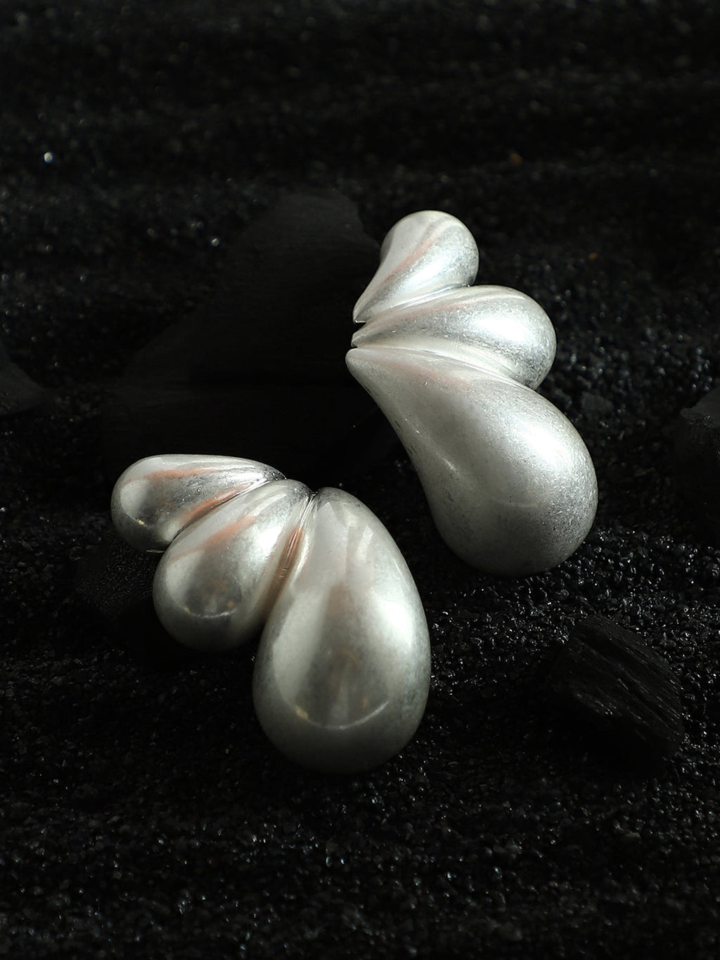 The Puffy-Teardrop Drop Earrings - Metallic Silver