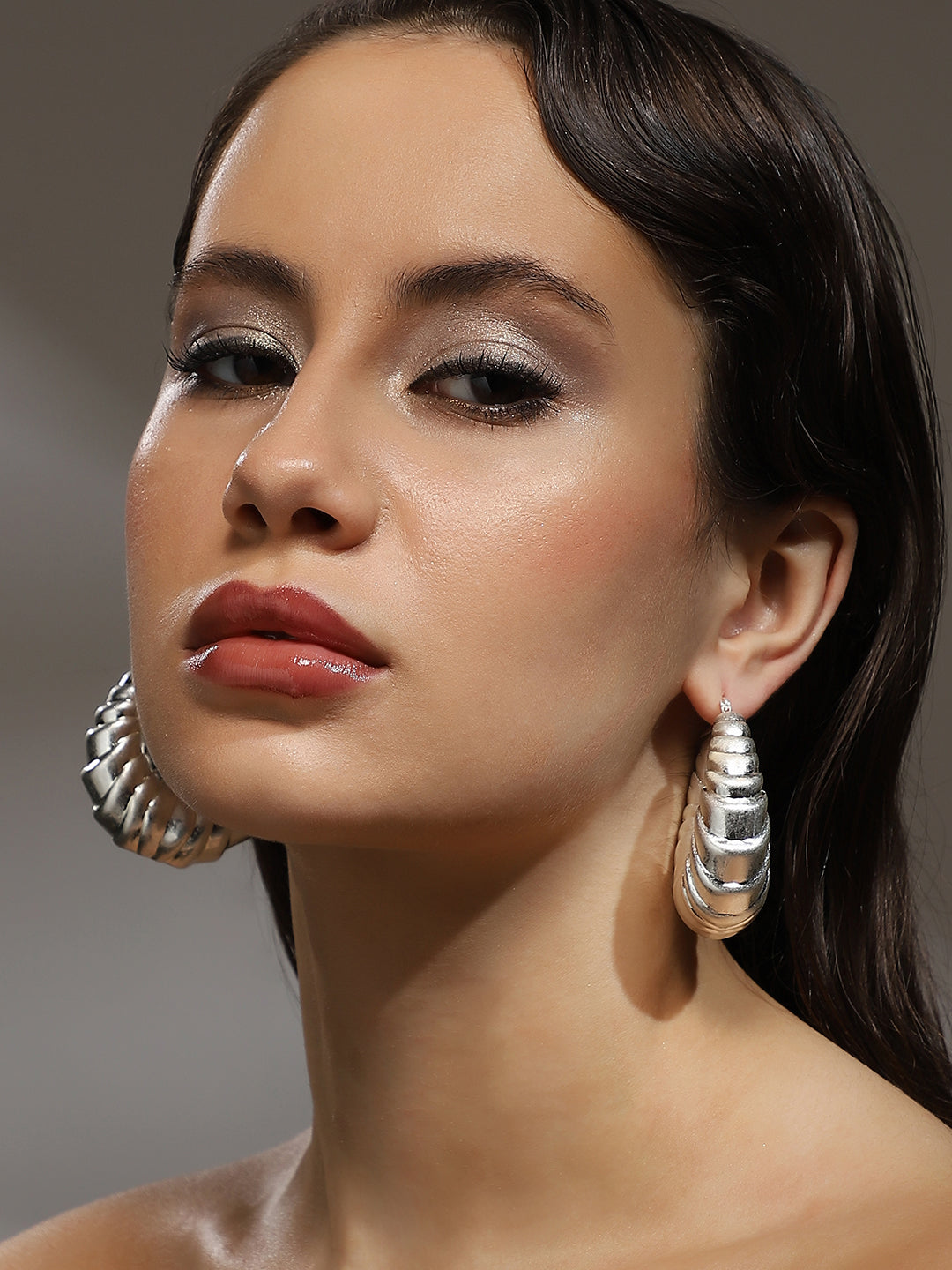 The Chunky-Ripple Hoop Earrings - Metallic Silver