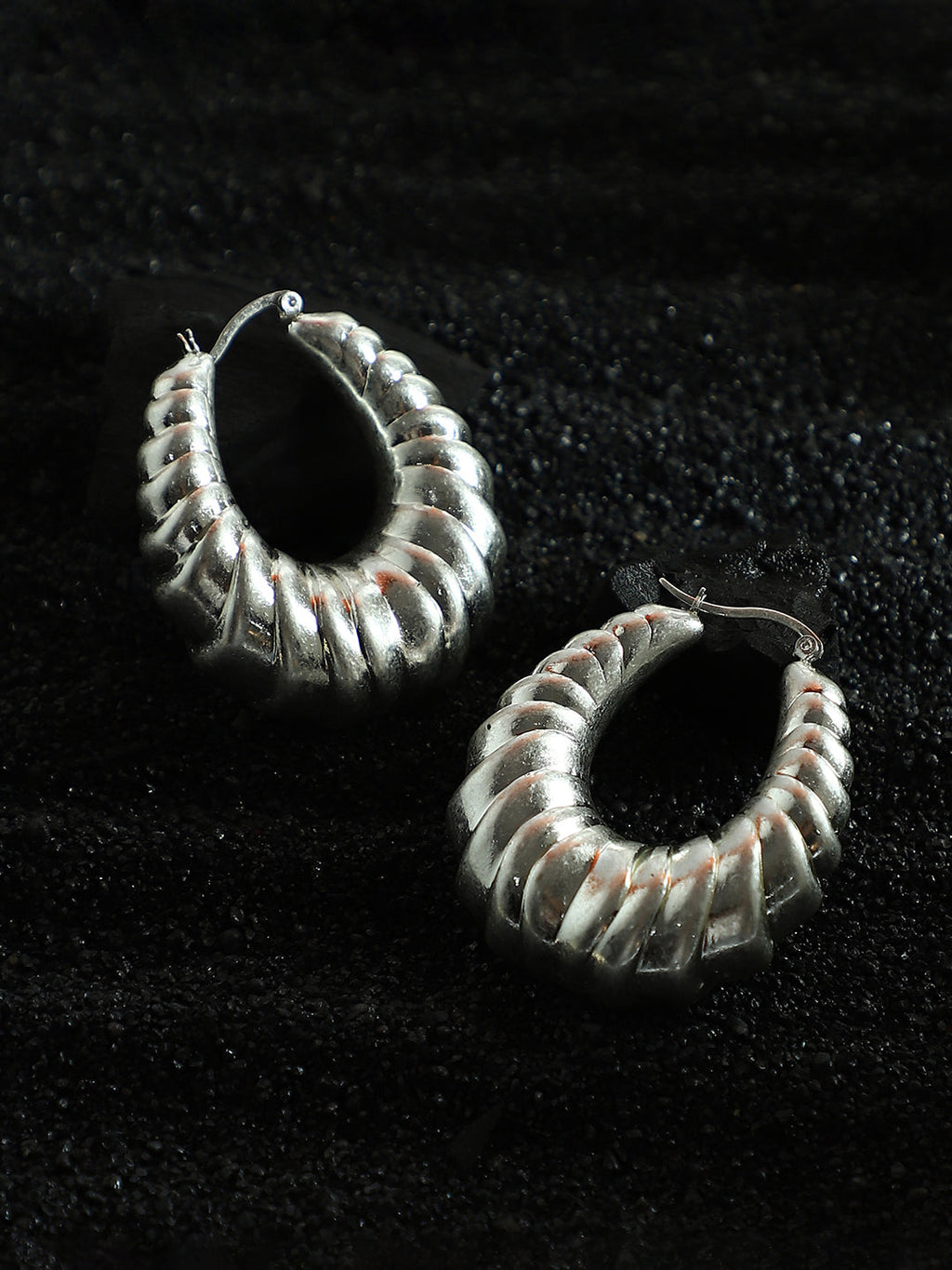 The Chunky-Ripple Hoop Earrings - Metallic Silver