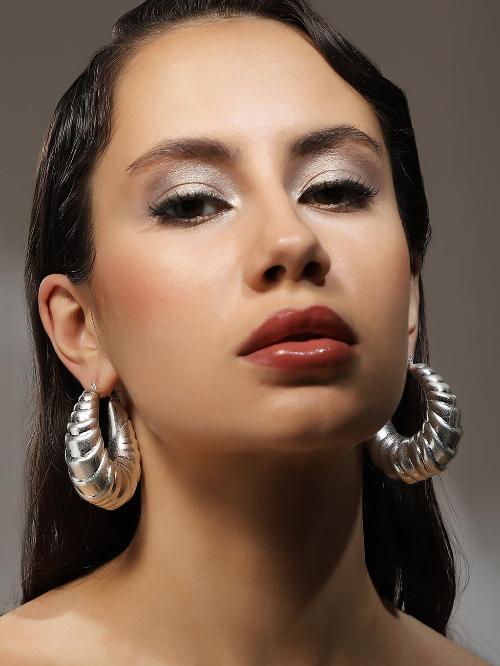 The Chunky-Ripple Hoop Earrings - Metallic Silver