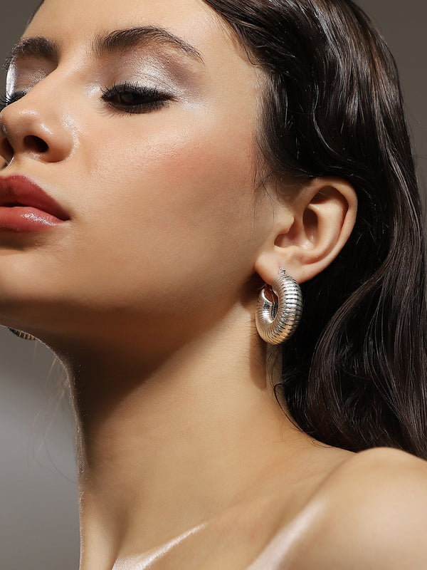 The Snake-Ribbed Hoop Earrings - Metallic Silver