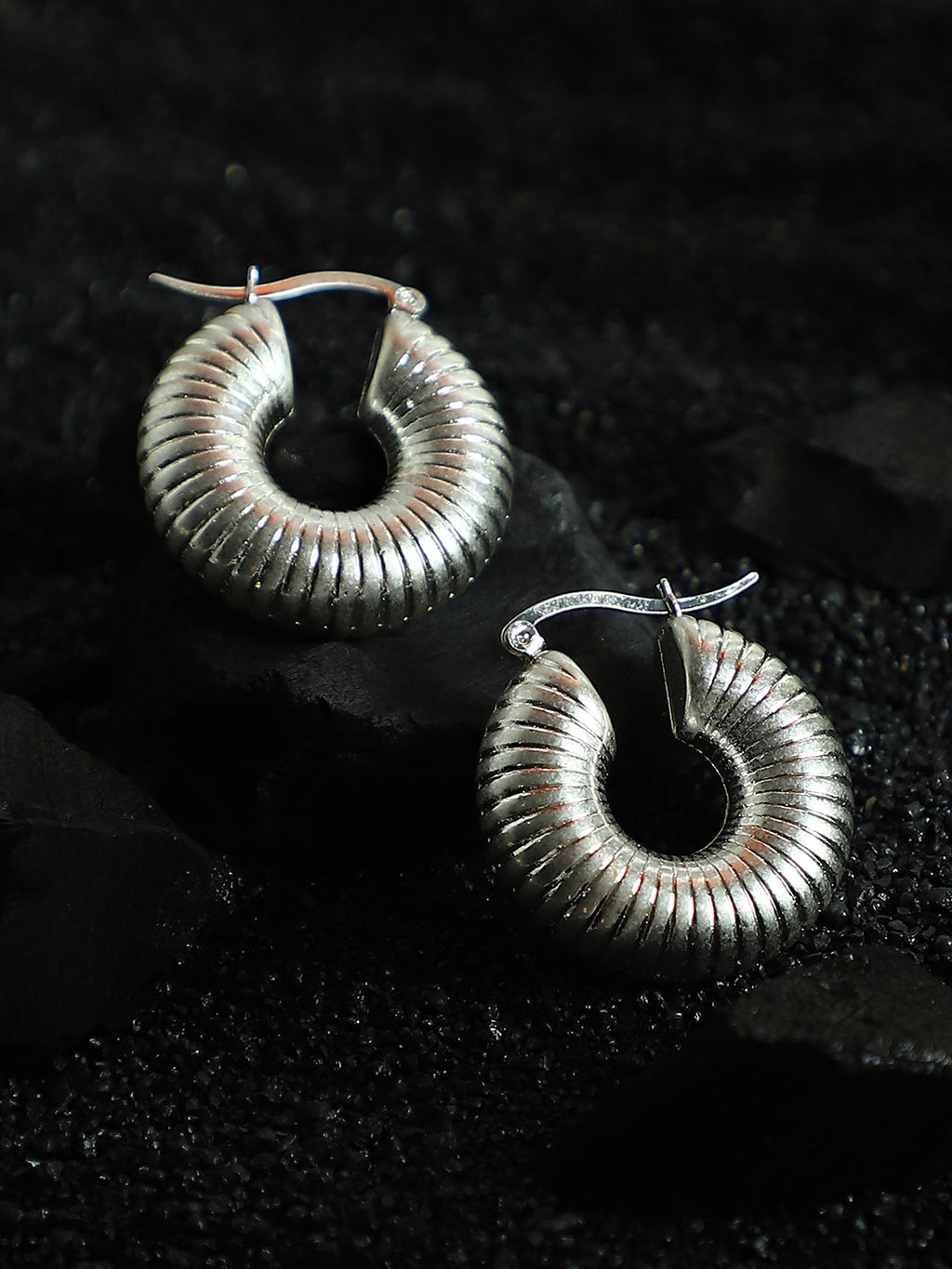 The Snake-Ribbed Hoop Earrings - Metallic Silver