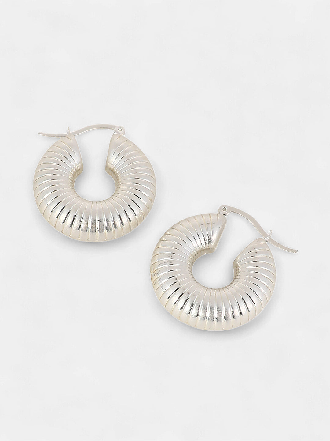 The Snake-Ribbed Hoop Earrings - Metallic Silver