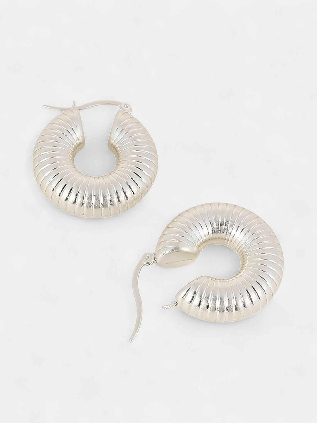 The Snake-Ribbed Hoop Earrings - Metallic Silver