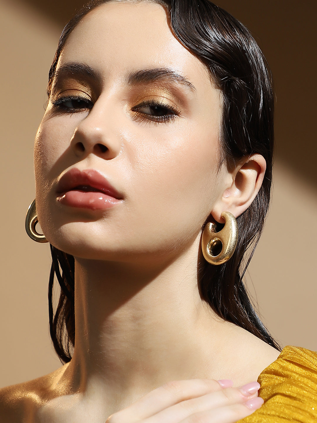 The Medium Bolt Hoop Earrings - California Gold