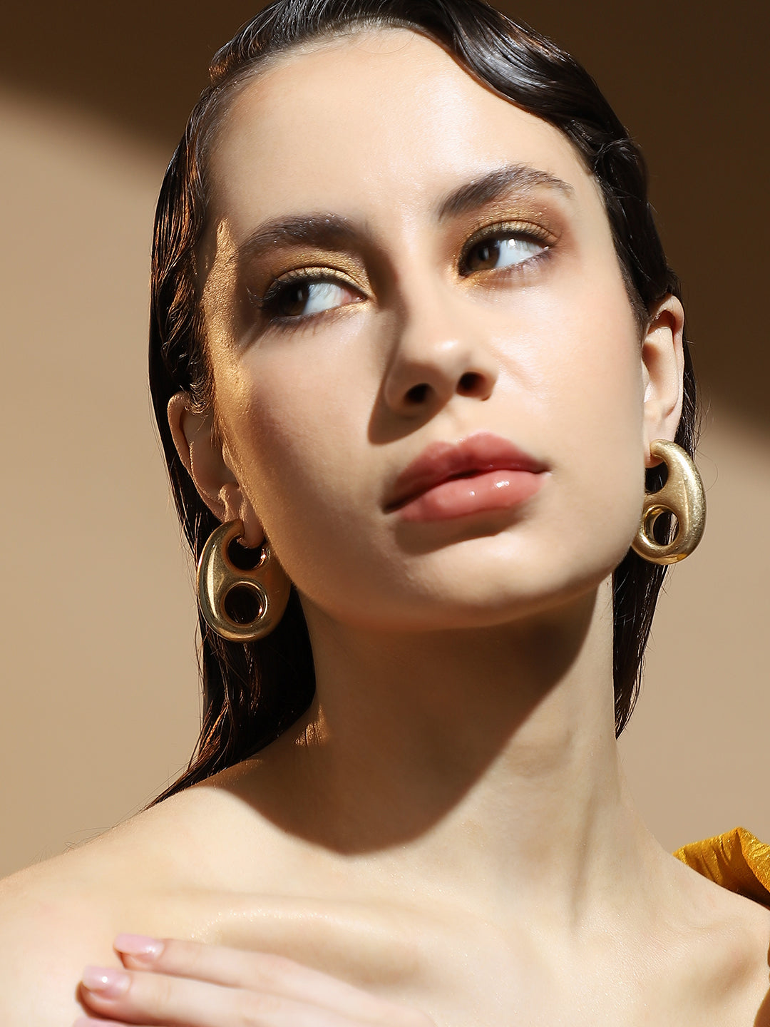 The Medium Bolt Hoop Earrings - California Gold