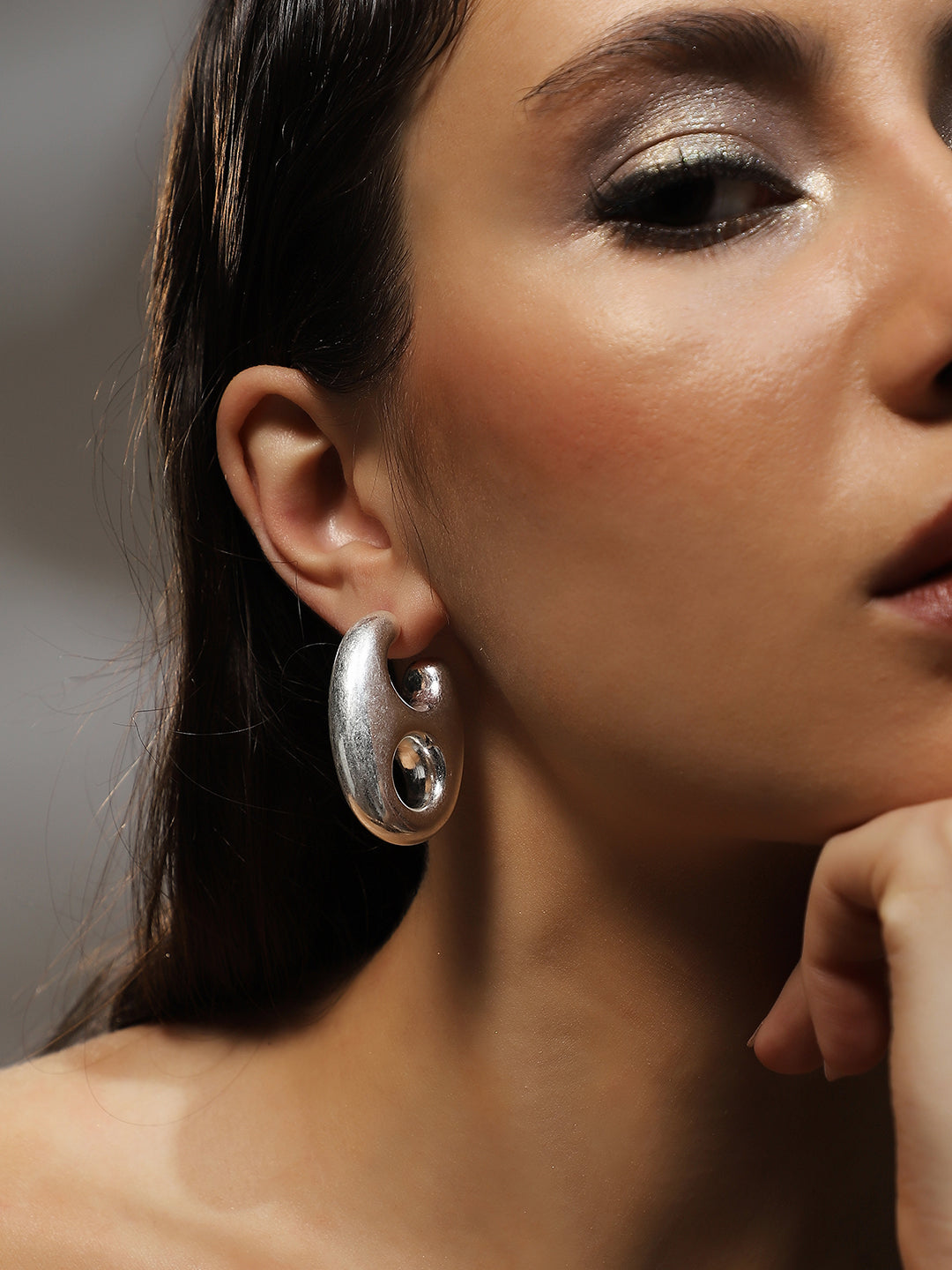 The Medium Bolt Hoop Earrings - Metallic Silver