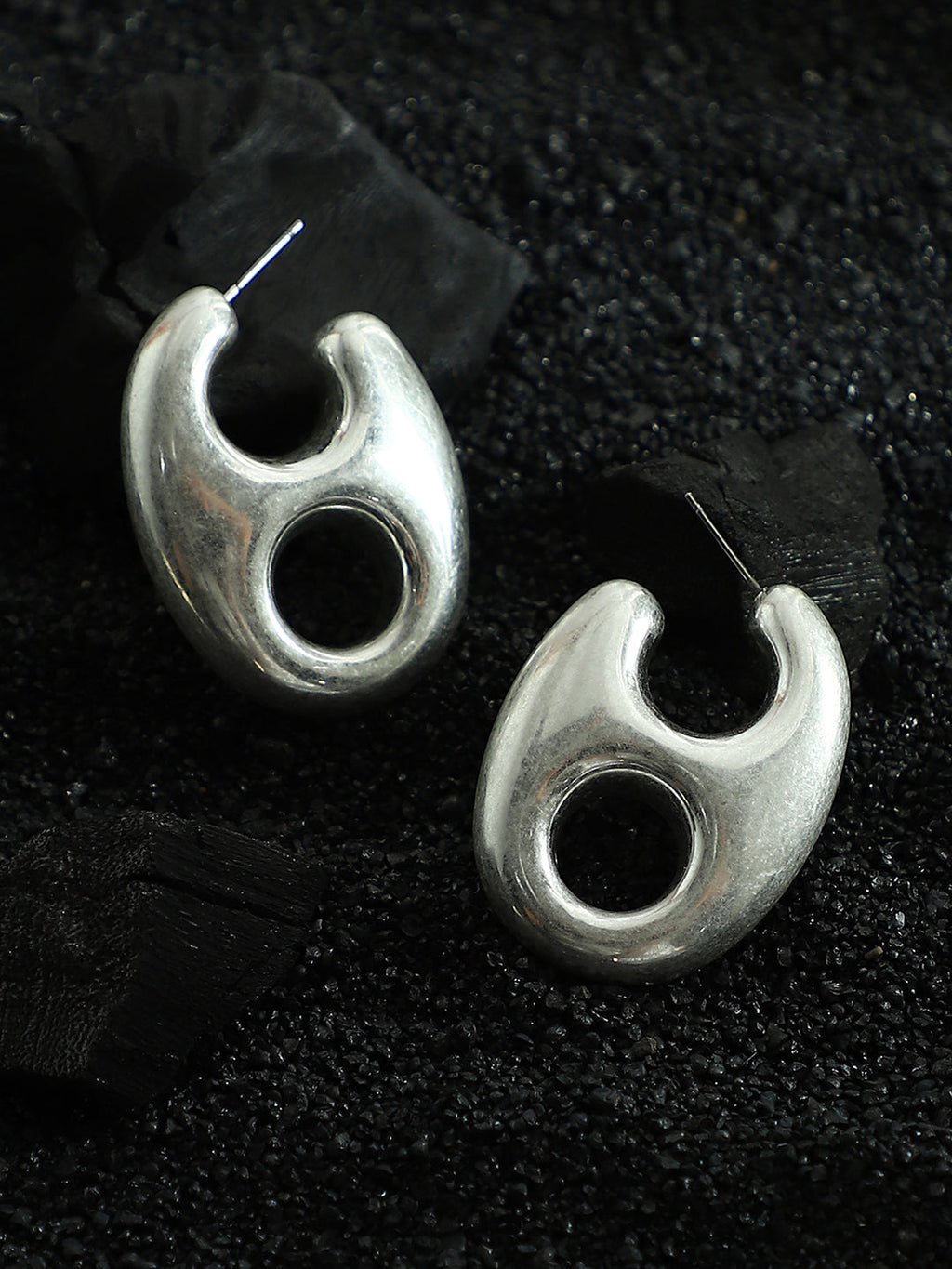 The Medium Bolt Hoop Earrings - Metallic Silver